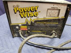 lot 8 image: Battery Charger