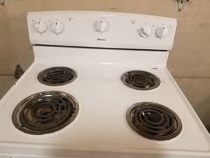 lot 28 image: Amana Stove 