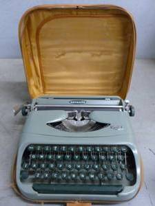 lot 27 image: Vintage Typewriter