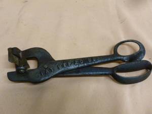 lot 40 image: Antique Pig Snouter Tool