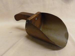 lot 45 image: Vintage Flour Scoop