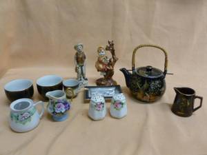 lot 81 image: Vintage Decorations