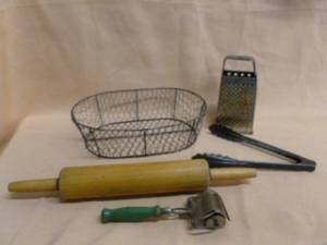 lot 125 image: Vintage Kitchen Items