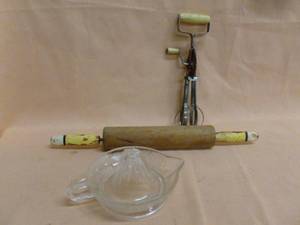 lot 140 image: Vintage Kitchen Items