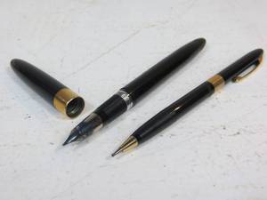 lot 12 image: Sheaffers Fountain Pen & Pencil Set