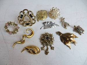 lot 29 image: Lot of Costume Brooches