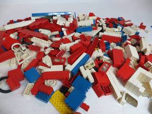 lot 31 image: Approximately 7.4lbs of Legos