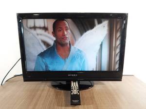 lot 17 image: Dynex Model DX-24L230A12 24 Inch LCD TV