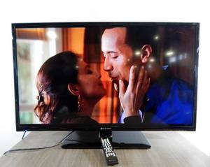 lot 4 image: Element Model ELEFW408 40 Inch LED TV