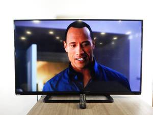 lot 1 image: Toshiba Model 50L 1400U 50 Inch LED TV