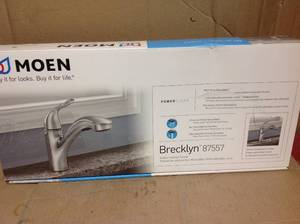 MOEN Brecklyn Single-Handle Pull-Out Sprayer Kitchen Faucet with Power Clean in Chrome&nbsp&nbspin good condition