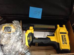 lot 54 image: Dewalt DCN701D1 20V MAX Cordless Cable Stapler Kit in good condition