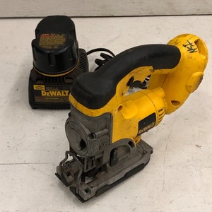 lot 13 image: DeWalt DC320 Cordless 18Volt Jigs...