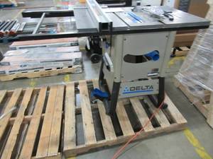 lot 202 image: DELTA 10-in Carbide-tipped 13-Amp Table Saw 36-725 - Motor Hums, blade does not spin.