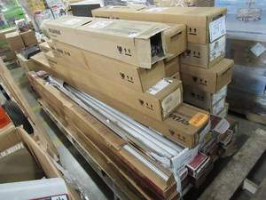 lot 247 image: MIXED PALLET OF MISCELLANEOUS 8 STRIPLIGHTING AND 8 & 4 FLORESCENT BULBS