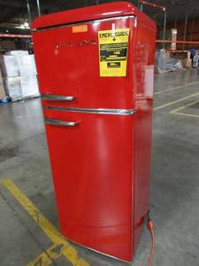 lot 323 image: Galanz 7.6 cu. ft. Mini Retro Refrigerator in Red, BCD-215V-62H - Missing Shelf and Did Not Cool Down.
