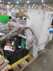 lot 338 image: MIXED PALLET OF MISCELLANEOUS CHRISTMAS HOLIDAY DECORATIONS