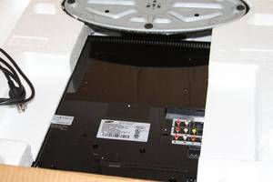 lot 77 image: Samsung 26 Widescreen LCD TV  Television