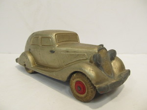 lot 102 image: Vintage 1933 Worlds Fair Replica of Giant Studebaker Toy