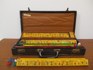 lot 105 image: Complete Vintage Bakelite Mahjong Set wCase