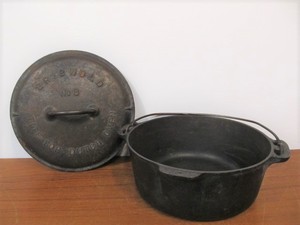 lot 110 image: Antique GRISWOLD No. 8 Cast Iron Tite-Top Dutch Oven wOriginal Lid