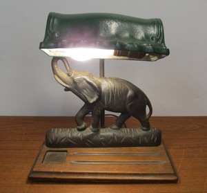 lot 118 image: Antique Cast Iron Elephant Desk Lamp