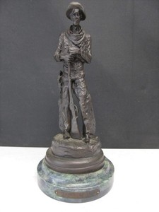 lot 15 image: Vintage FREDERIC REMINGTON Bronze Sculpture - The Rifleman