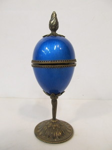 lot 94 image: Nice Vintage 1930s EVANS Cobalt Blue Enamel & Brass Egg Table Lighter