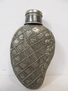 lot 96 image: Antique Silverplated Fishing Net Drinking Flask by The Meriden Silver Plate Company