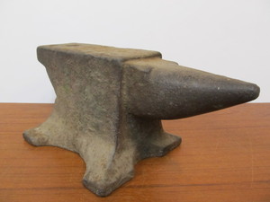 lot 132 image: Antique Cast Iron Anvil - 50lbs