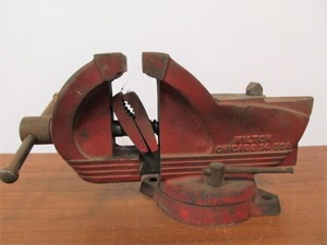 lot 133 image: Vintage WILTON Shop King Swivel Vise
