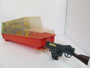 lot 135 image: Vintage MARX Tabletop Carnival Shooting Gallery Toy