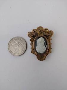 lot 9 image: Antique Victorian 14K Gold Cameo Brooch