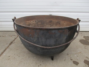 lot 176 image: HUGE Antique Cast Iron Cauldron wHandle
