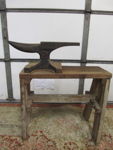 lot 10 image: Vintage 80lb Farriers Anvil wTable & Hammer