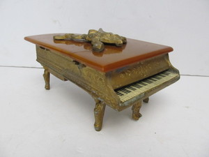 lot 24 image: Vintage Gilt Metal & Bakelite Grand Piano Music Box