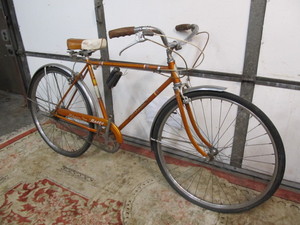 lot 211 image: Vintage 1967 SCHWINN De Luxe Racer Bicycle - Orange