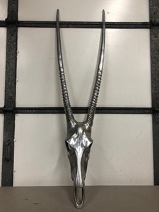 lot 227 image: HUGE Orig Vintage 1970s ARTHUR COURT Polished Aluminum Gemsbok Skull Sculpture