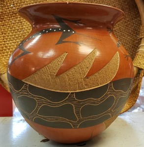 lot 233 image: Orginal MATA ORTIZ Signed Lupe Soto Pottery Olla Gecko Lizard Snake