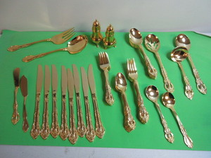 GOLDEN FLATWARE SET