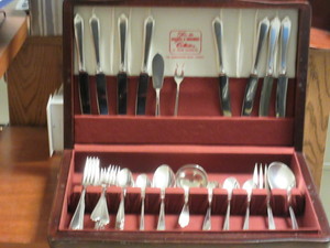 HOLMES & EDWARDS SILVERWARE SET IN ORIGINAL CASE