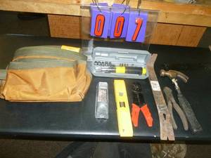 lot 7 image: Bucketboss Tool Pouch. As shown. SEE TERMS