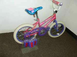 lot 83 image: Lil Gem Kids Bike. As shown. SEE TERMS