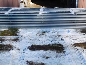 lot 4 image: 20 continuous fencing panels