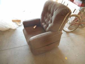lot 2 image: Pride Lift Chair