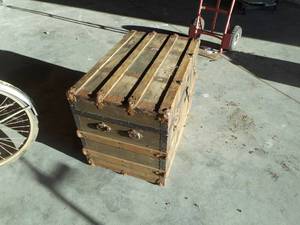 lot 6 image: Antique Trunk