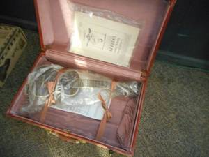 lot 4 image: Vintage Ukelele and Suitcase