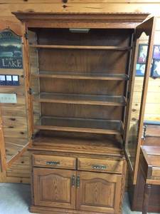 lot 5 image: Solid Oak China Hutch