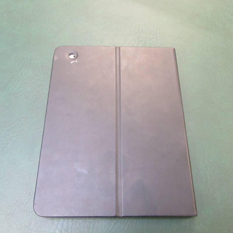 lot 1 image: Apple IPAD wcase & keyboard