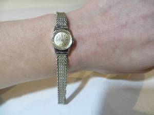 lot 6 image: 14K Gold Ladies Watch